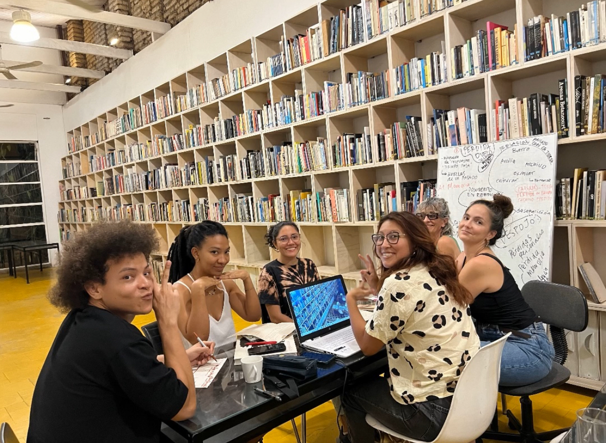 foto participantes de microescuela de curaduria